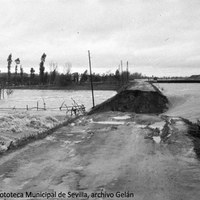 2. Momento de la rotura del muro de defensa del arroyo Tamarguillo tras el temporal de varios días de lluvias torrenciales. 25 de noviembre de 1961 ©ICAS-SAHP, Fototeca Municipal de Sevilla, archivo Gelán