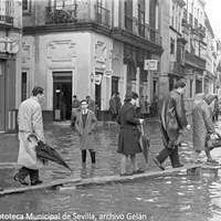 4. Calle Amor de Dios. La Alameda de Hércules y las calles adyacentes eran la zona de Sevilla que tradicionalmente se inundaba en cuanto empezaba a llover. 26 de noviembre de 1961 ©ICAS-SAHP, Fototeca Municipal de Sevilla, archivo Gelán