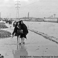 6. Carretera Amarilla. Los vecinos se alejan de sus viviendas anegadas. 25 de noviembre de 1961 ©ICAS-SAHP, Fototeca Municipal de Sevilla, archivo Gelán