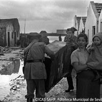 8. Efectivos de la Guardia Civil ayudando a salvar mobiliario y enseres de las familias afectadas. 25 de noviembre de 1961 ©ICAS-SAHP, Fototeca Municipal de Sevilla, archivo Gelán