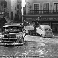 11. Plaza de la Campana y calle San Eloy. En el centro de la ciudad la inundación fue ocasionada  por las aguas que rebosaron por los husillos. Noviembre de 1961 ©ICAS-SAHP, Fototeca Municipal de Sevilla, archivo Serafín