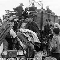 13. Evacuación de vecinos y enseres en camiones militares. 25 de noviembre de 1961 ©ICAS-SAHP, Fototeca Municipal de Sevilla, archivo Serrano