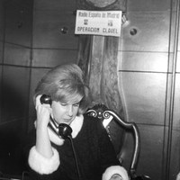 19. La duquesa de Alba, presidenta de honor, participa en el programa atendiendo las llamadas telefónicas. Madrid. Diciembre de 1961 ©ICAS-SAHP, Fototeca Municipal de Sevilla, archivo Serrano