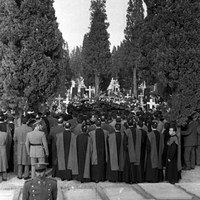 26. Entierro de las víctimas en el cementerio de San Fernando. 20 de diciembre de 1961 ©ICAS-SAHP, Fototeca Municipal de Sevilla, archivo Serafín