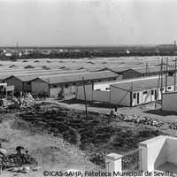 27. Los alojamientos provisionales (las casitas bajas) se proyectaron como unidades residenciales o pabellones que comprendían cuatro alojamientos familiares compuestos de cocina-comedor y dos, tres o cuatro dormitorios cada uno. Se añadieron pabellones para los servicios religiosos, la enseñanza primaria y los servicios higiénico-sanitarios comunes. Enero de 1962 ©ICAS-SAHP, Fototeca Municipal de Sevilla, archivo Serrano