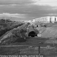 29. Las obras del nuevo cauce del arroyo Tamarguillo fueron retomadas con urgencia tras el desastre. 1963 ©ICAS-SAHP, Fototeca Municipal de Sevilla, archivo Serrano