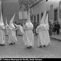 Los nazarenos de la Hermandad de los Negritos rodeando el mercado central. Al frente, la fachada lateral de la iglesia de la Anunciación y a la izquierda, la embocadura de la calle Puente y Pellón. 1926-1929. © ICAS-SAHP, Fototeca Municipal de Sevilla, fondo Serrano