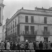 Inicio del derribo de la manzana de casas entre las calles Imagen y Bolsa para la ejecución del proyecto de ensanche. Las autoridades locales y el público presencian las obras de demolición. El proyecto de ensanche de la calle Imagen se aprueba en enero de 1951. 1956 ©ICAS-SAHP, Fototeca Municipal de Sevilla, fondo Gelán