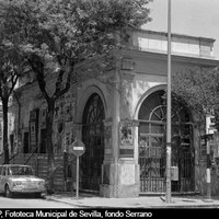 Restos de la fachada del mercado apuntalada y cubierta de vallas que se utilizaban como soporte publicitario para las carteleras de cine o anuncios de los festejos en la Real Maestranza. 1972-1973. ©ICAS-SAHP, Fototeca Municipal de Sevilla, fondo Serrano