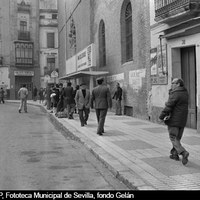 Aspecto que presentaba la plaza de la Encarnación en 1977 aún abierta al tráfico rodado. A la derecha las características paradas de autobús urbano con marquesina. 1977 ©ICAS-SAHP, Fototeca Municipal de Sevilla, fondo Gelán