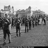 Tarde del Viernes Santo. Delante de la Cruz de Guía de la Hermandad del Cachorro la Agrupación Musical de la Segunda Unidad Móvil de la Guardia Civil. Además de cornetas y tambores, incorporaba trompetas, saxofones, trombones, platillos y gaitas. 1964 ©ICAS-SAHP, Fototeca Municipal de Sevilla, fondo Serrano