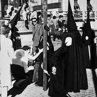 Cruz de Guía de la Hermandad de San Bernardo en el puente del mismo nombre. Ajuste del capirote. 1952 ©ICAS-SAHP, Fototeca Municipal de Sevilla, fondo Serrano