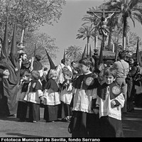 Monaguillos de la Hermandad de los Estudiantes, escuela de cofrades. 1980  ©ICAS-SAHP, Fototeca Municipal de Sevilla, fondo Serrano