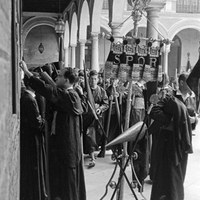 Formación de tramos en el patio de la antigua Universidad de la calle Laraña. Hermandad de los Estudiantes. 1962 ©ICAS-SAHP, Fototeca Municipal de Sevilla, fondo Serrano