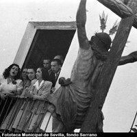 Una saeta en Triana. Hermandad del Cachorro. 1949 ©ICAS-SAHP, Fototeca Municipal de Sevilla, fondo Serrano