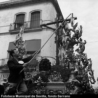 Encendedor o “tío de la caña” como se le conoce en el lenguaje popular. Hermandad del Buen Fin en la calle Conde de Barajas. 1968 ©ICAS-SAHP, Fototeca Municipal de Sevilla, fondo Serrano 