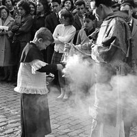 Acólito turiferario de la Hermandad de los Estudiantes en la calle Laraña. 1964  ©ICAS-SAHP, Fototeca Municipal de Sevilla, fondo Serrano 