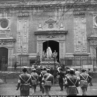 La iglesia del Divino Salvador, refugio de la lluvia para el Nazareno de la Hermandad de la O y de la banda de la Cruz Roja que lo acompaña. 1966 ©ICAS-SAHP, Fototeca Municipal de Sevilla, fondo Serrano 