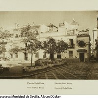 Plaza de Doña Elvira en el Barrio de Santa Cruz. Al fondo, la calle Gloria. 1929 ©ICAS-SAHP, Fototeca Municipal de Sevilla. Álbum Dücker