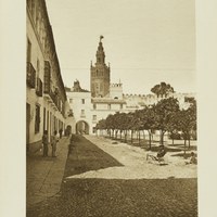 Patio de Banderas en el Real Alcázar. Conjunto de casas adosadas a la muralla. 1929 ©ICAS-SAHP, Fototeca Municipal de Sevilla. Álbum Dücker