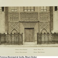 Fachada principal del Palacio de Pedro I el Cruel en el Real Alcázar. La suntuosa reja que guarda  la puerta fue retirada en los años 30 del siglo XX. 1929 ©ICAS-SAHP, Fototeca Municipal de Sevilla. Álbum Dücker