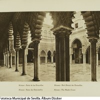 Patio de las Doncellas en el Real Alcázar. La fisonomía de este espacio fue radicalmente transformada en la rehabilitación de 2002 con el descubrimiento de arriates y una alberca. 1929 ©ICAS-SAHP, Fototeca Municipal de Sevilla. Álbum Dücker