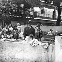 Visita a Sevilla de los actores norteamericanos Douglas Fairbanks y Mary Pikcford en 1924. Durante su visita al Corral del Conde de la calle Santiago, donaron 200 pesetas a los vecinos  ©ICAS-SAHP, Fototeca Municipal de Sevilla, fondo Serrano
