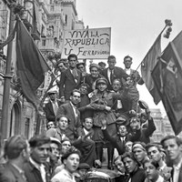 Proclamación de la Segunda República Española el 14 de abril de 1931. Manifestación jubilosa en la avenida de la Constitución ©ICAS-SAHP, Fototeca Municipal de Sevilla, fondo Sánchez del Pando