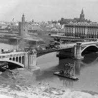Pruebas de carga del puente de San Telmo que sería inaugurado el 18 de agosto de 1931. ©ICAS-SAHP, Fototeca Municipal de Sevilla, fondo Serrano