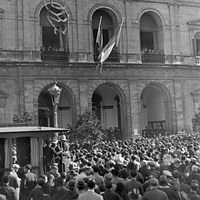 Izada de la bandera andaluza en el Ayuntamiento de Sevilla. 23 de noviembre de 1932. ©ICAS-SAHP, Fototeca Municipal de Sevilla, fondo Serrano