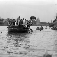 Velá de Santa Ana. Celebración de la popular “cucaña” en la orilla de Triana. 1934 ©ICAS-SAHP, Fototeca Municipal de Sevilla, fondo Sánchez del Pando