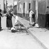 Víctimas del asedio al barrio de Triana en julio de 1936 tras el estallido del Golpe de Estado en la calle Rodrigo de Triana ©ICAS-SAHP, Fototeca Municipal de Sevilla, fondo Serrano
