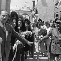 Visita a Sevilla la esposa de presidente de la República Argentina, Eva Duarte de Perón. El 17 de junio de 1947 visitaría a la virgen de la Macarena en su parroquia de San Gil. ©ICAS-SAHP, Fototeca Municipal de Sevilla, fondo Serrano