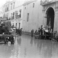Misa en la iglesia de la O de la calle Castilla durante la riada que asoló Triana en febrero de 1947. ©ICAS-SAHP, Fototeca Municipal de Sevilla, fondo Serrano