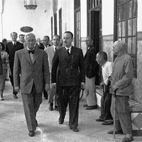 Visita de Alexander Fleming a la ciudad en 1948. En la imagen a su llegada al Hospital de la Caridad. ©ICAS-SAHP, Fototeca Municipal de Sevilla, fondo Gelán