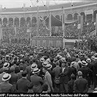 1. Primera visita a Sevilla de Miguel Primo de Rivera como dictador. Asiste al mitin agrario celebrado en la plaza de toros de la Real Maestranza de Caballería, organizado por la Cámara Oficial Agrícola de Sevilla. Discurso desde la tribuna levantada delante de la Puerta del Príncipe. 22/06/1924 ©ICAS-SAHP, Fototeca Municipal de Sevilla, fondo Sánchez del Pando