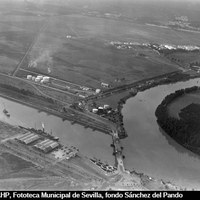 6. Vista aérea de la Corta de Tablada y puente de Alfonso XIII en el río Guadalquivir. Destacan, en primer término, los depósitos de combustible CAMPSA y el aeródromo de Tablada. 1926 ca. ©ICAS-SAHP, Fototeca Municipal de Sevilla, fondo Sánchez del Pando