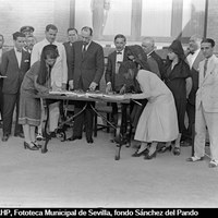 8. Plebiscito nacional convocado por la Unión Patriótica para recabar apoyos a la obra política de Miguel Primo de Rivera en el Gobierno. Mujeres firmando en las listas de la mesa presidida por Pedro Caravaca en el Hotel Alfonso XIII. A su lado, el comisario regio José Cruz Conde. 12/09/1926 ©ICAS-SAHP, Fototeca Municipal de Sevilla, fondo Sánchez del Pando