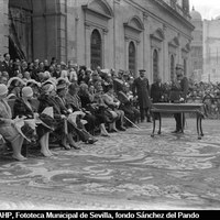 15. Discurso del general Primo de Rivera en el acto de imposición de la Gran Cruz del Mérito Militar a la infanta Luisa de Orleans en la Plaza Nueva por su labor humanitaria con los heridos en las campañas de la Guerra de África. 29/04/1928 ©ICAS-SAHP, Fototeca Municipal de Sevilla, fondo Sánchez del Pando