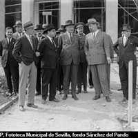 16. Visita a las obras del Pabellón de Sevilla, que se construye para la Exposición Iberoamericana. Le acompañan el comisario regio José Cruz Conde y el arquitecto del pabellón Vicente Traver. 14/10/1928  ©ICAS-SAHP, Fototeca Municipal de Sevilla, fondo Sánchez del Pando