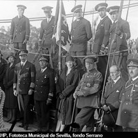 20. Los reyes Alfonso XIII y Victoria Eugenia, sus hijas y el general Primo de Rivera a bordo de la réplica de la carabela Santa María acompañados del comandante Julio Guillén Tato y otras autoridades. 8/05/1929©ICAS-SAHP, Fototeca Municipal de Sevilla, fondo Serrano