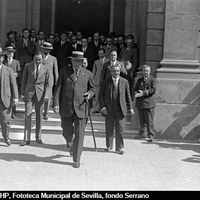 26. El presidente del Gobierno general Primo de Rivera en el andén del Ayuntamiento tras asistir como alcalde honorario a la Comisión permanente municipal acompañado del ministro de Economía conde de los Andes y autoridades locales. 3/10/1929 ©ICAS-SAHP, Fototeca Municipal de Sevilla, fondo Serrano