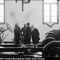 29. En la inauguración del pabellón de La Hispano Suiza, acompañando al rey Alfonso XIII. En el salón de exposición de vehículos industriales y turismos. 30/10/1929 ©ICAS-SAHP, Fototeca Municipal de Sevilla, fondo Serrano