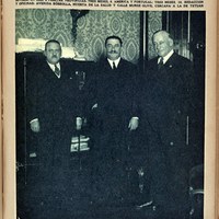 37. La caída del dictador. ABC, 31 de enero de 1930. Ante la pérdida de apoyo social y político, así como el aumento de la oposición a la dictadura, Miguel Primo de Rivera buscó el respaldo directo del Ejército, otro pilar clave de su poder. Sin embargo, la respuesta de los capitanes generales fue insuficiente, lo que le llevó a presentar su dimisión al rey el 28 de enero de 1930. El rey Alfonso XIII designó al general Dámaso Berenguer como presidente del gobierno con la intención de restaurar la normalidad constitucional. En la fotografía, de izquierda a derecha: el ex vicepresidente del gabinete dimitido, Martínez Anido, el general Berenguer y Primo de Rivera. ©ICAS-SAHP, Hemeroteca Municipal de Sevilla.